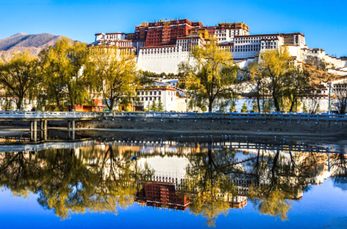 拉萨圣地天堂洲际大饭店位于风景优美的拉萨河